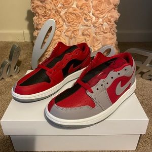 ❌SOLD❌ 🆕 Jordan 1 low split…size 7 women 5.5 men
Come with extra laces